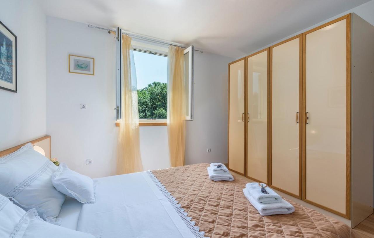 Apartment Nensi Porec Bagian luar foto